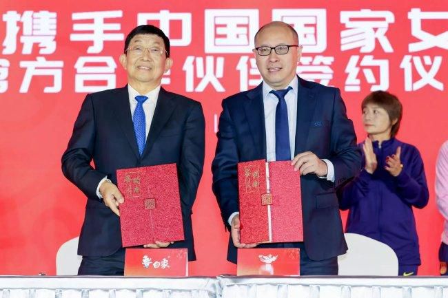 电影人张光北、陈炜、曹骏、陈浩民、张国强、李国麟也被授予“跟着电影去旅游”云南站星光推介官证书。