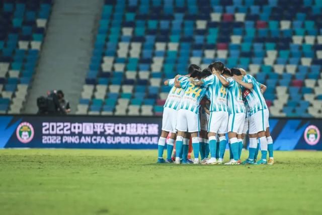 照片中，刘亦菲一改天仙攻、高冷画风，身穿简单舒适的白色T恤和衬衫，在暖阳下和自家领养的猫咪们或趴在地毯或侧卧在懒人沙发上互动，配上蓬松卷发，气质慵懒暖心，宛 阔太郭晶晶看秀比美周迅 刘亦菲吕燕左右相伴 2014-11-02 31日晚，明星出席春夏时装秀，人妻周迅与郭晶晶比拼美艳，场内看秀时端坐笑开花，刘亦菲穿短裤秀美腿，小宋佳和王珞丹邻座有说有笑。