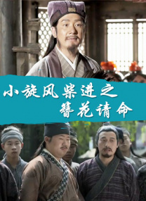 “大表姐”刘雯着装更加随性，黑T搭配印花A字裙简洁率性，甜笑露酒窝女人味十足 满分同框！